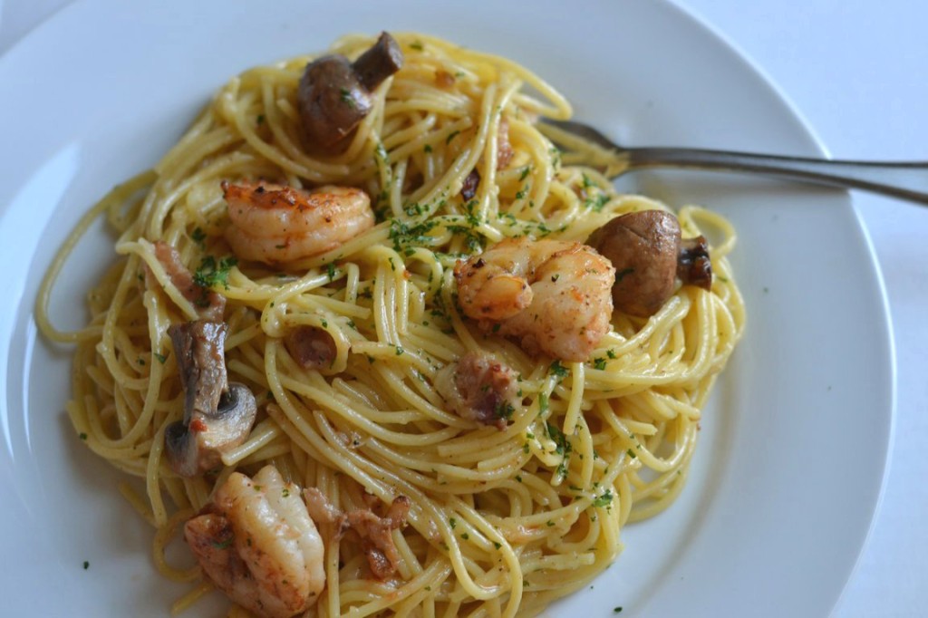 spaghetti carbonara with shrimp and mushrooms