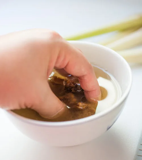 Soaking tamarind for Nyonya Sambal Goreng