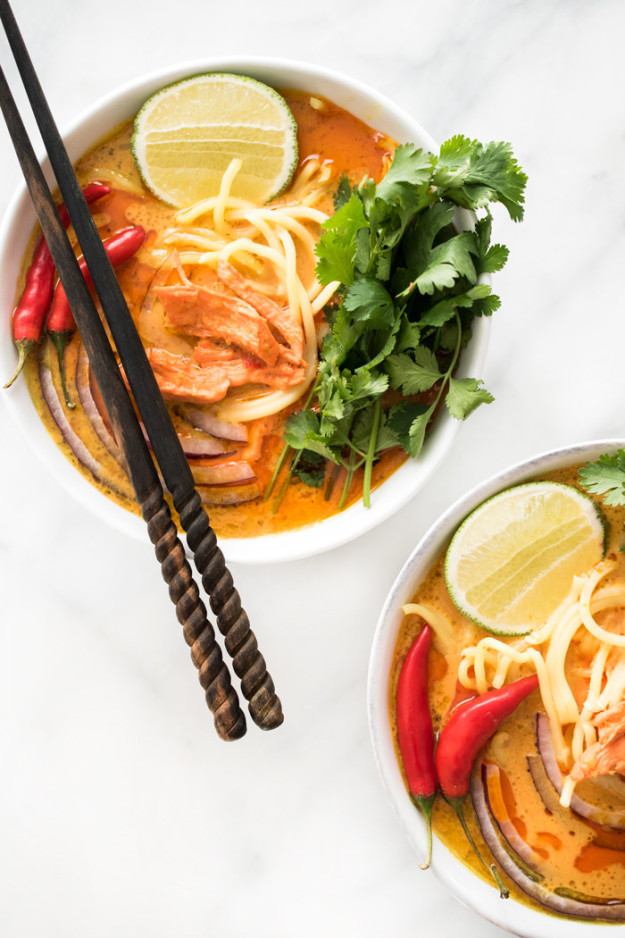17 Easy Thai Recipes That Will Make You Re-think Takeout! A round-up of delicious and super-easy Thai food recipes you can make for dinner tonight! 