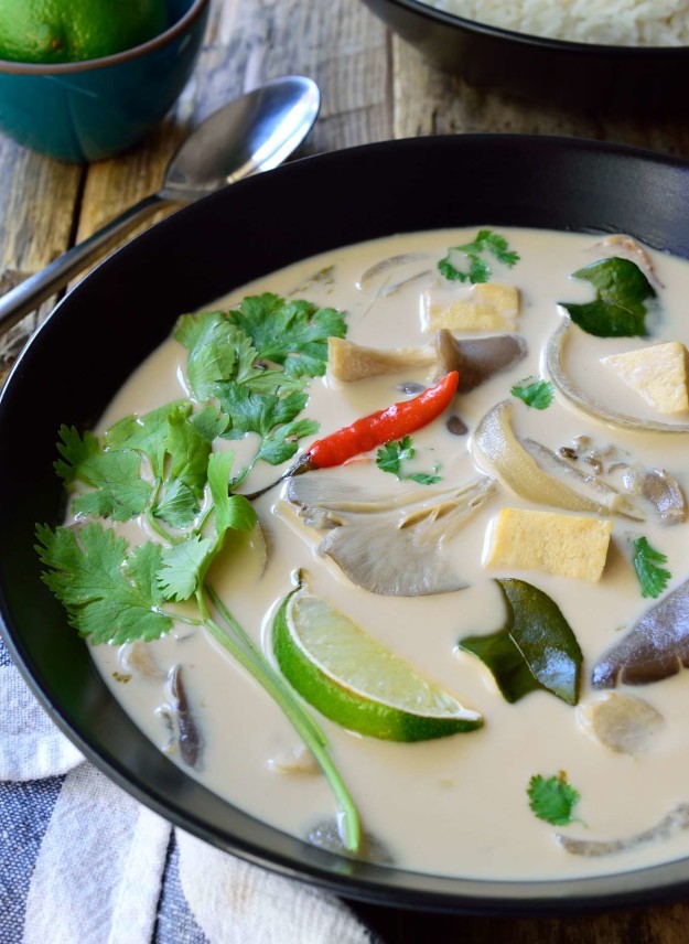 17 Easy Thai Recipes That Will Make You Re-think Takeout! A round-up of delicious and super-easy Thai food recipes you can make for dinner tonight! 