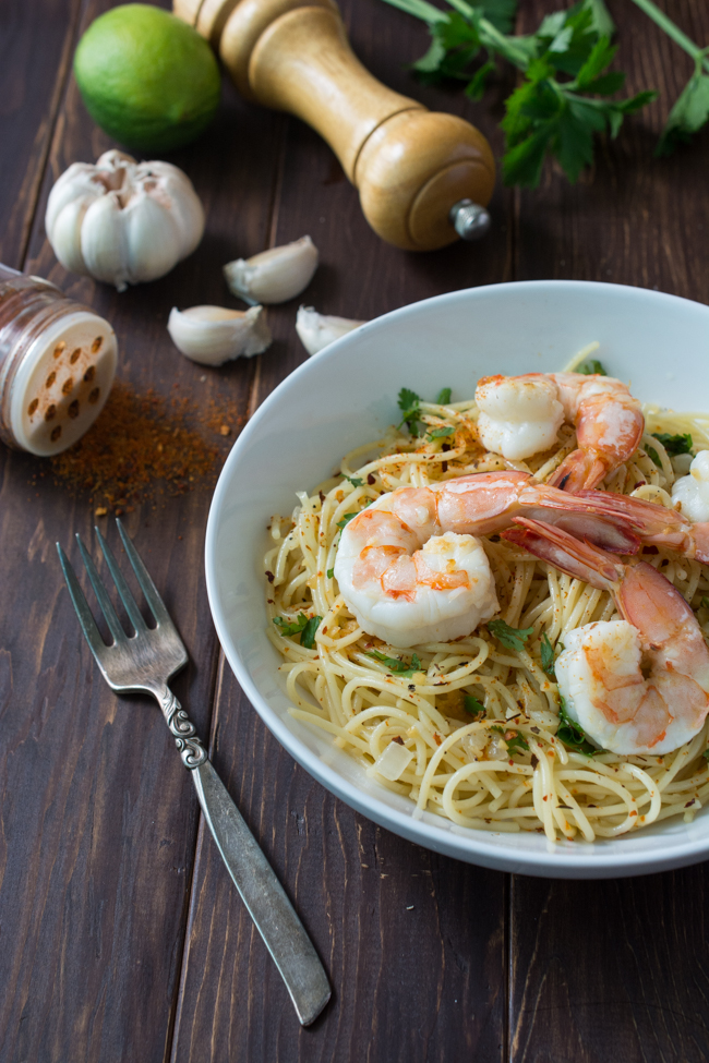 Mojo de Ajo Shrimp Pasta is a Mexican inspired version of Spaghetti aglio e olio. Pasta tossed in Mojo de Ajo (garlic oil), topped with succulent shrimp, chili flakes and fresh parsley or cilantro. 