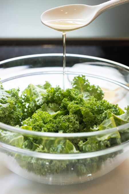 These healthy Spicy Garlic Kale Chips are irresistibly crispy and tasty! Fresh kale leaves are tossed in garlic oil and garlic powder, baked till crisp, then topped with crunchy garlic chips and spicy crushed red pepper. 