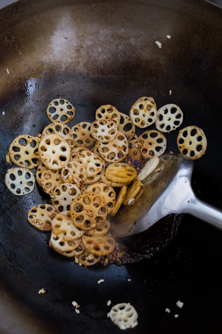 Stir Fried Lotus Root in Garlic Sauce features sliced crunchy lotus root tossed in a tangy garlic sauce. Healthy, nutritious, and incredibly delicious. Ready in only about 15 minutes!
