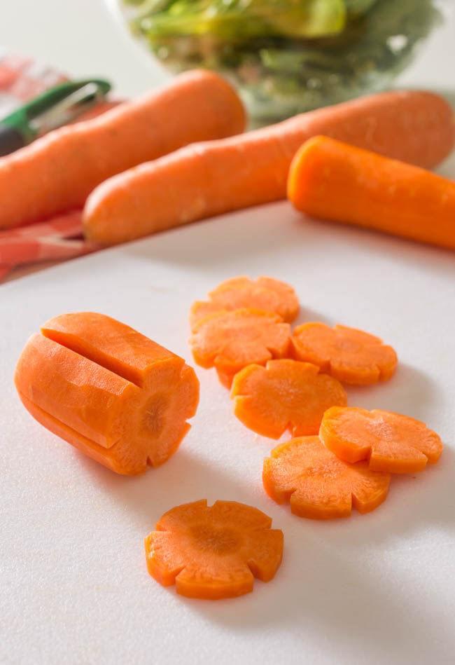 How to cut carrots into flowers