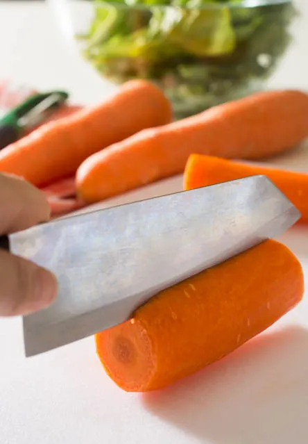 How to cut carrots into flowers