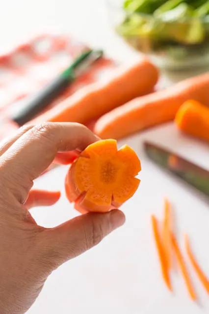 How to cut carrots into flowers