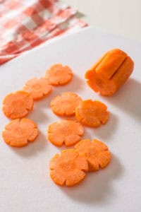 How to cut carrots into flowers