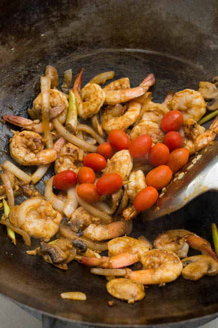 stir fried shrimp with tomatoes in wok