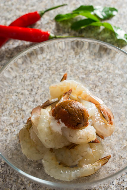 raw shrimp with tom yum paste and sugar