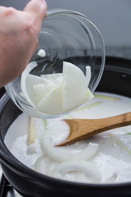 sliced onion for tom kha gai 