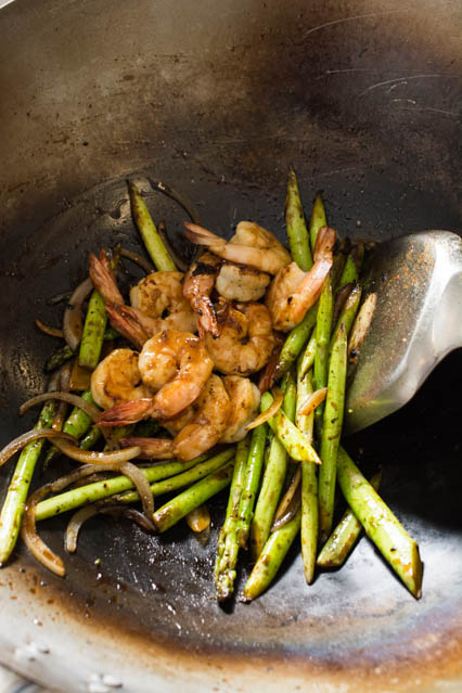 shrimp and asparagus in a wok