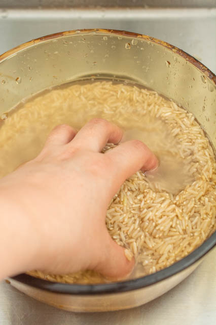washing brown rice