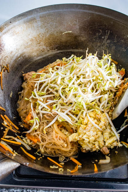 pad woon sen with bean sprouts in wok