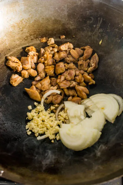 chicken, garlic and onion in wok for pad woon sen