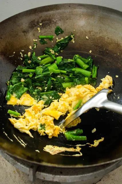 scrambled egg and kai lan in wok for pad see ew