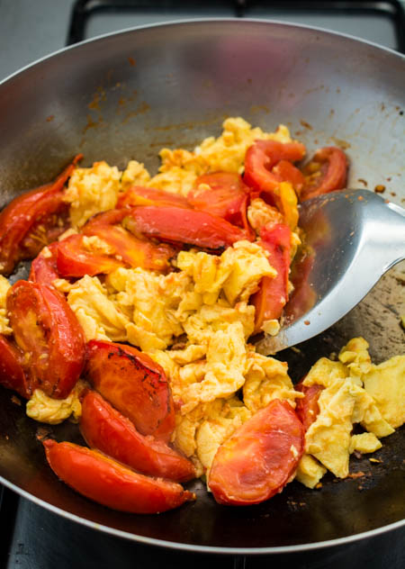 chinese egg and tomato in a wok