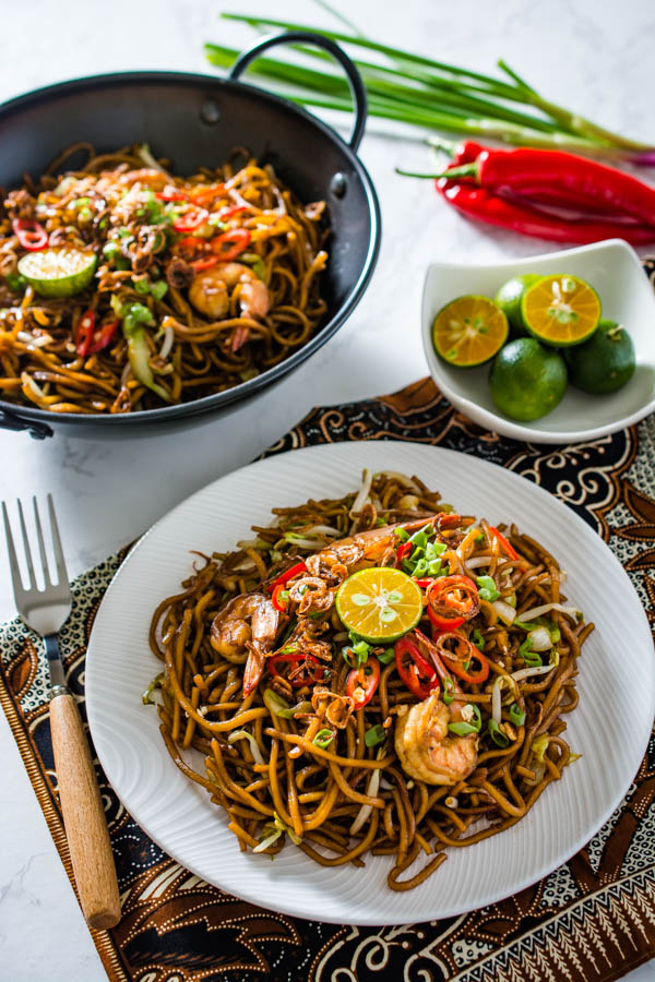 Malaysian Fried Noodles (Mamak Style Mee Goreng) - Wok & Skillet