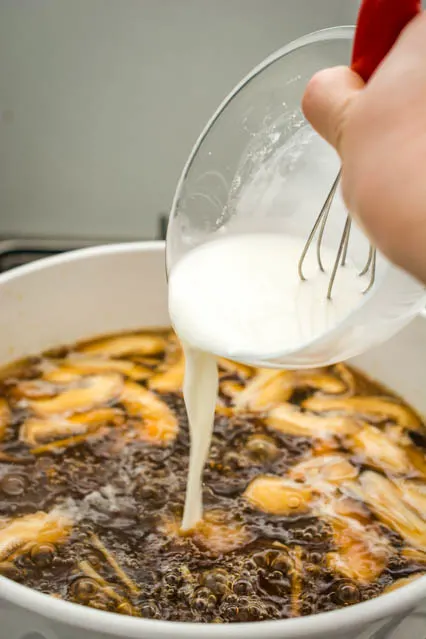 pouring cornstarch mixture to hot and sour soup