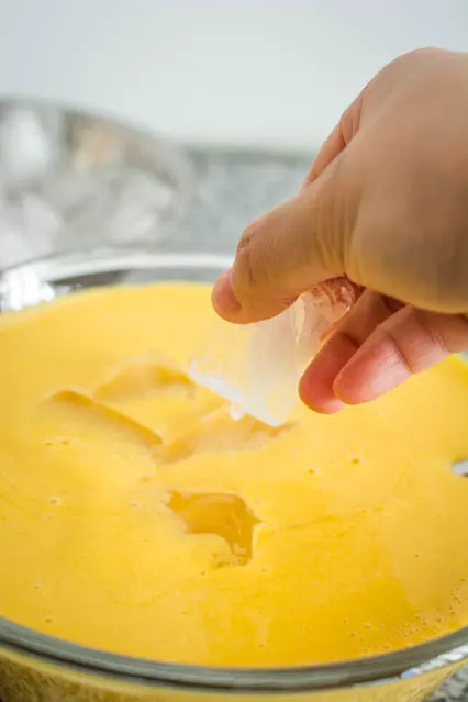 putting ice in chinese mango pudding