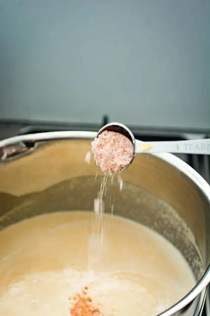 pouring salt into sweet peanut cream (fah sang wu)