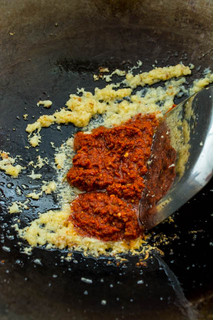 garlic, ginger and thai red curry paste in a wok