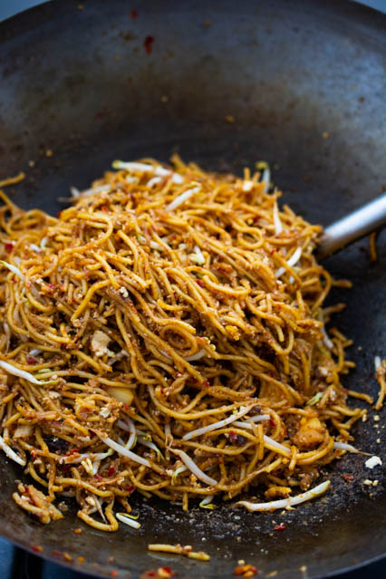 malaysian fried noodles in a wok