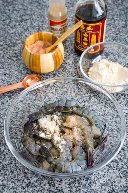 marinating shrimp for Goong Sarong