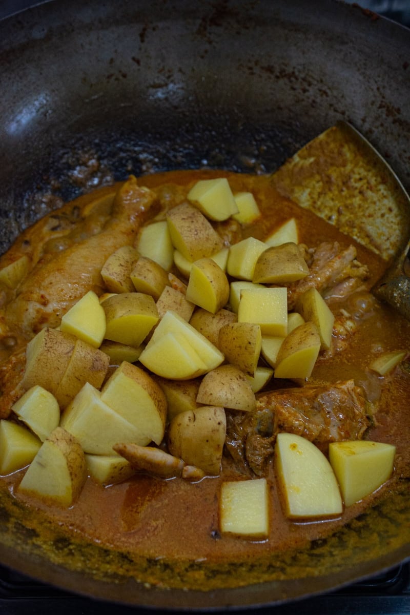 potato with chicken curry in wok