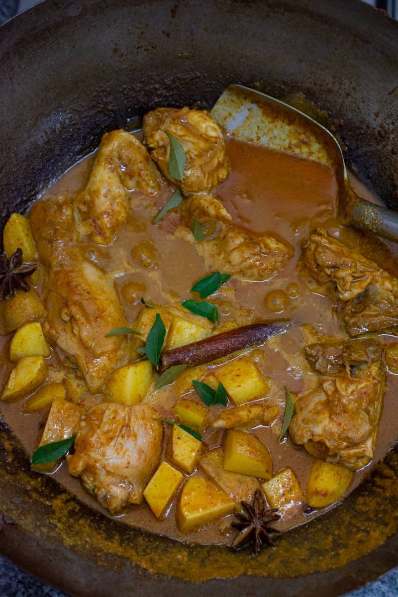 chicken curry in a wok