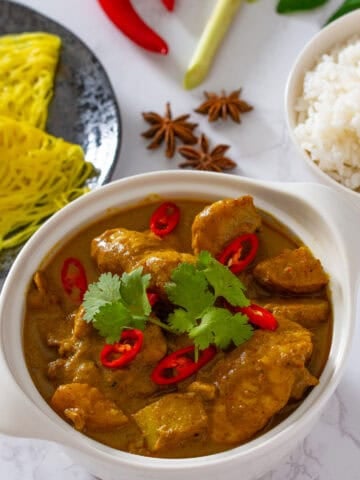 malaysian chicken curry with roti jala and white rice