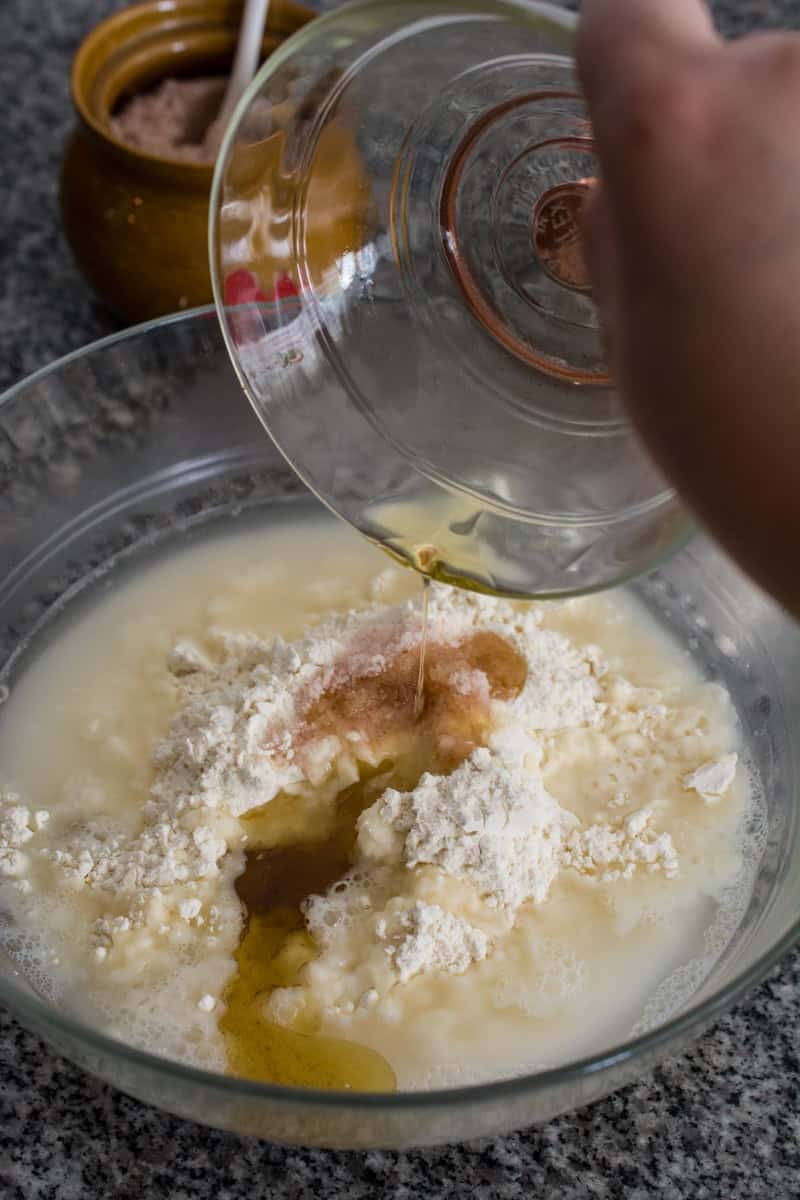 Adding scallion oil to pancake dough mixture